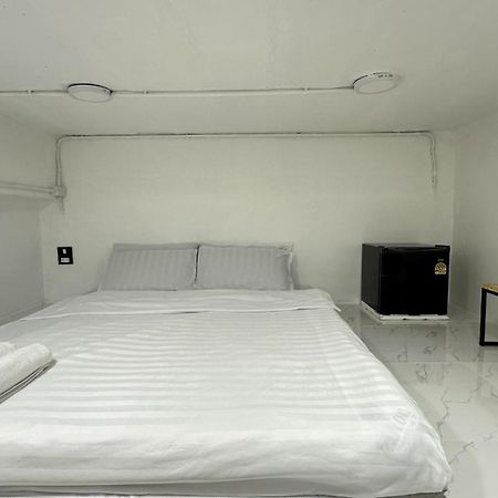 Megun Capsule 150 Cm Apartment Bangkok Luaran gambar
